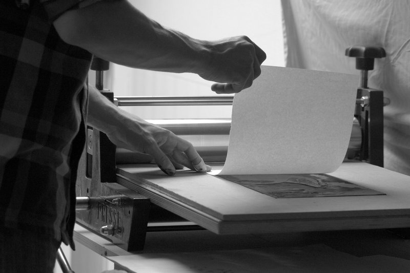 Positionnement de la feuille sur la planche encrée